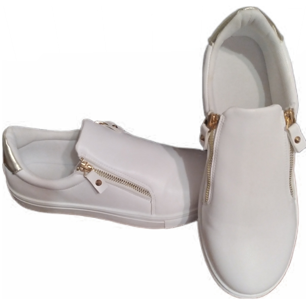 SHEIN White Sneakers with Textured Sole and Casual Style